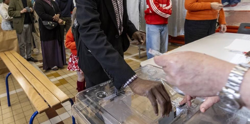 ¿Qué sigue ahora para Francia tras las elecciones donde frenó a la ultraderecha?