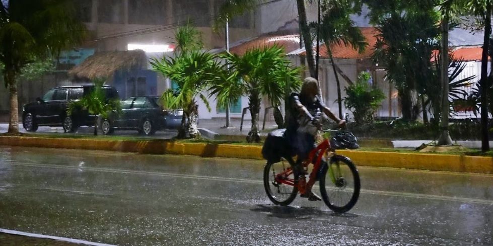 Huracán Beryl se debilita a categoría 1 sobre México, pero mantiene peligrosidad
