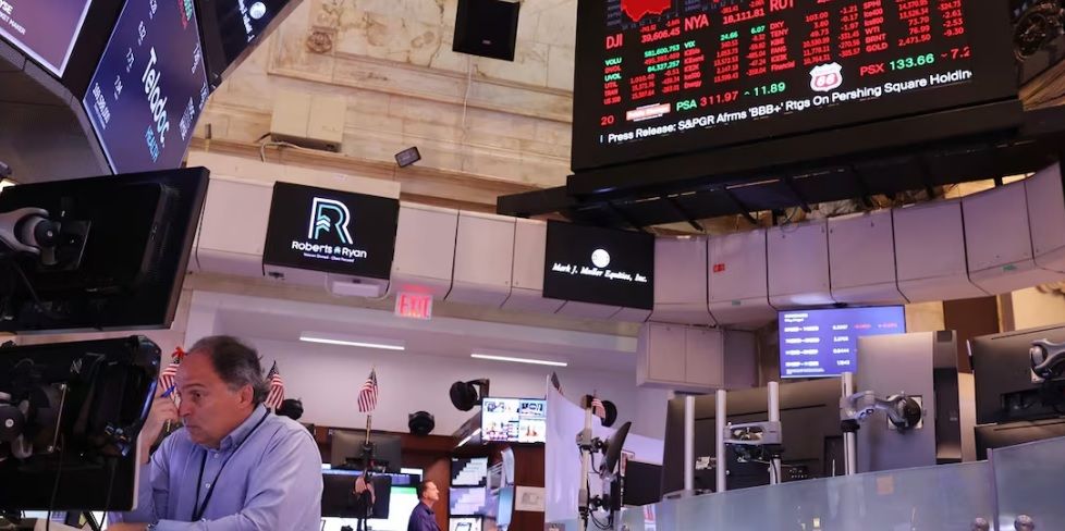 Wall Street abre al alza tras derrumbe del lunes negro