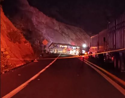 Cuatro muertos, saldo de volcadura de autobús en la autopista Oaxaca-Cuacnopalan