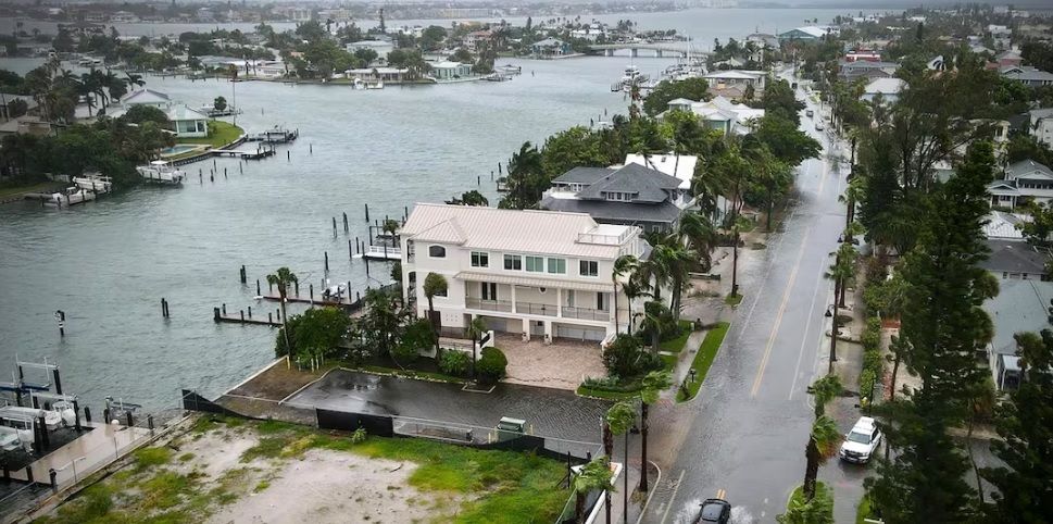 Debby toca tierra en Florida como huracán categoría 1