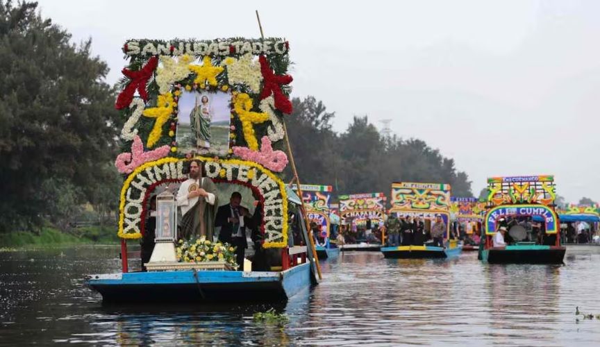A bordo de las trajineras de Xochimilco, la reliquia de San Judas Tadeo sigue de visita por México
