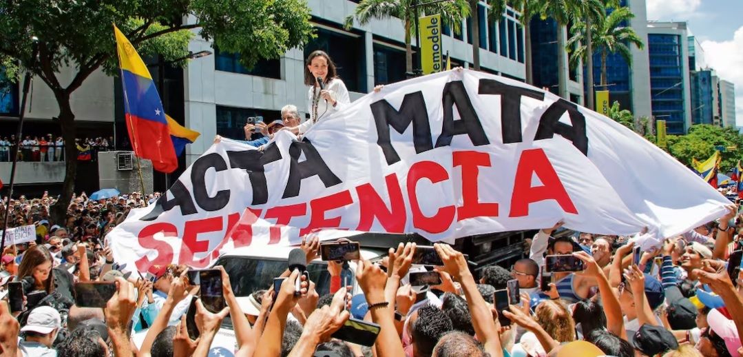 Opositores reivindican su triunfo; dicen que harán ceder a Maduro