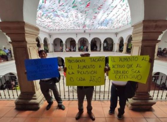 Protestan trabajadores jubilados de Oaxaca de Juárez; exigen a Martínez Neri incrementar pensiones