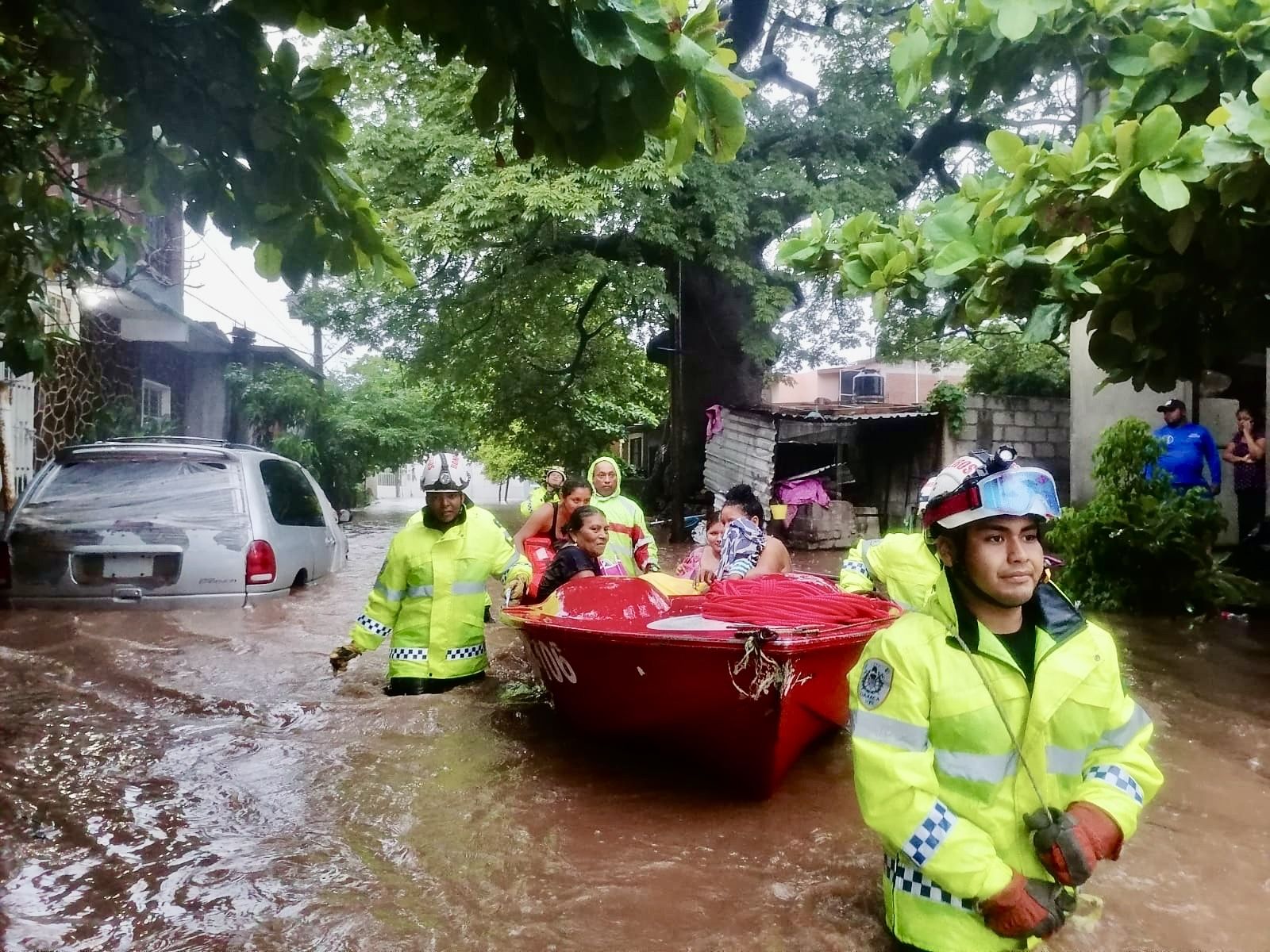 Juchitán, bajo el agua; lluvias desbordan ríos e incomunican a pueblos de Oaxaca; hay alerta en 130 municipios