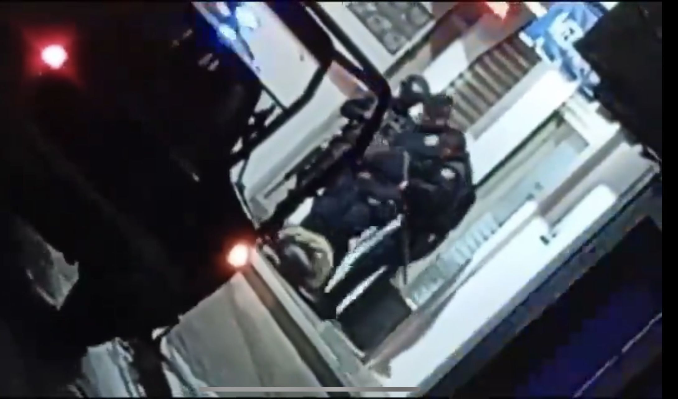 Denuncian en redes abuso de elementos de la Policía Estatal en Ejutla de Crespo contra una persona en situación de calle