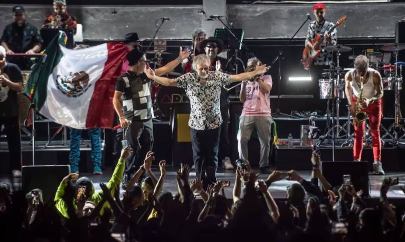 Los Auténticos Decadentes rinden homenaje a los Tigres del Norte y a Diego Verdaguer en el Metropólitan