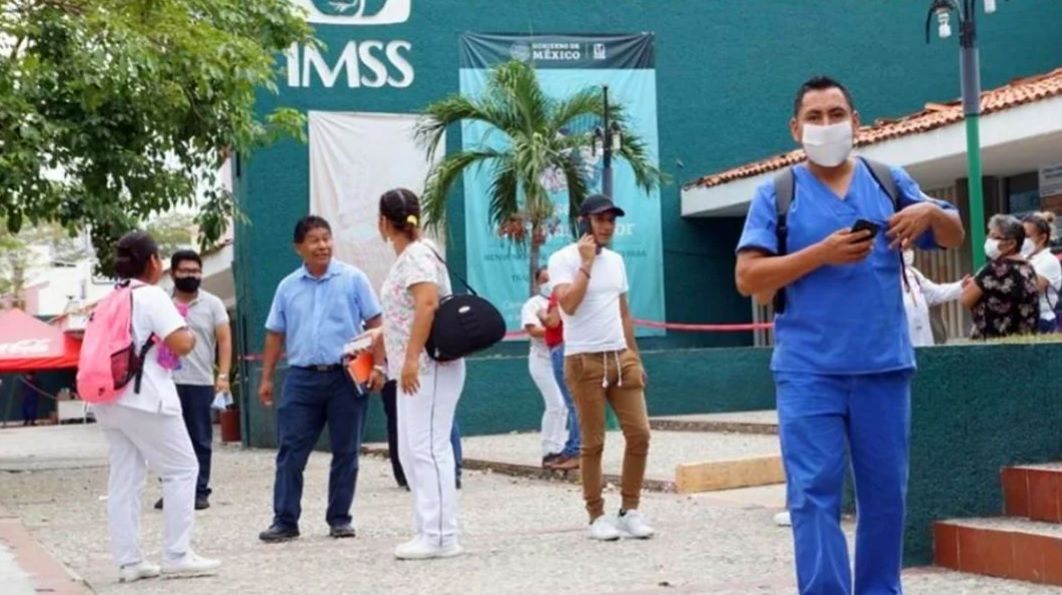 Dos mil 300 trabajadores de la Salud de Oaxaca se declaran en paro de “brazos caídos”