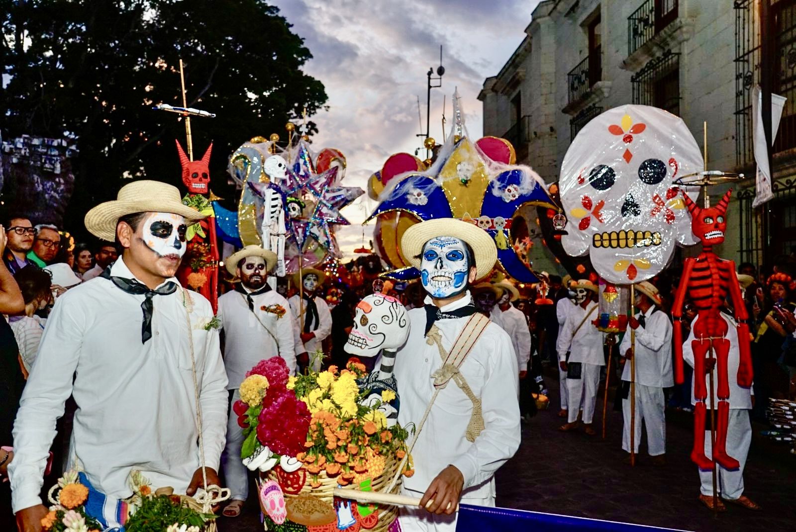 Con una espectacular verbena en la Plaza de la Danza, Oaxaca arranca las festividades del Día de Muertos Con una espectacular verbena en la Plaza de la Danza, Oaxaca arranca las festividades del Día de Muertos
