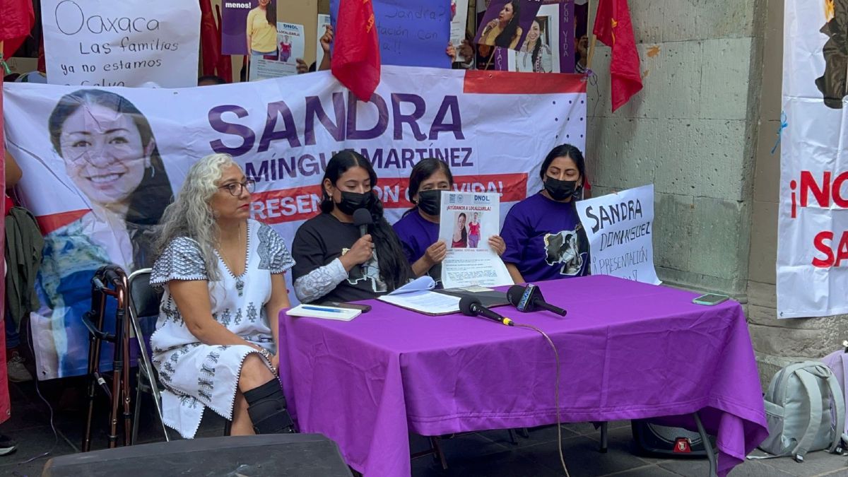 Madre y hermanas de Sandra Domínguez instalan plantón frente al Palacio de Gobierno de Oaxaca; exigen resultados