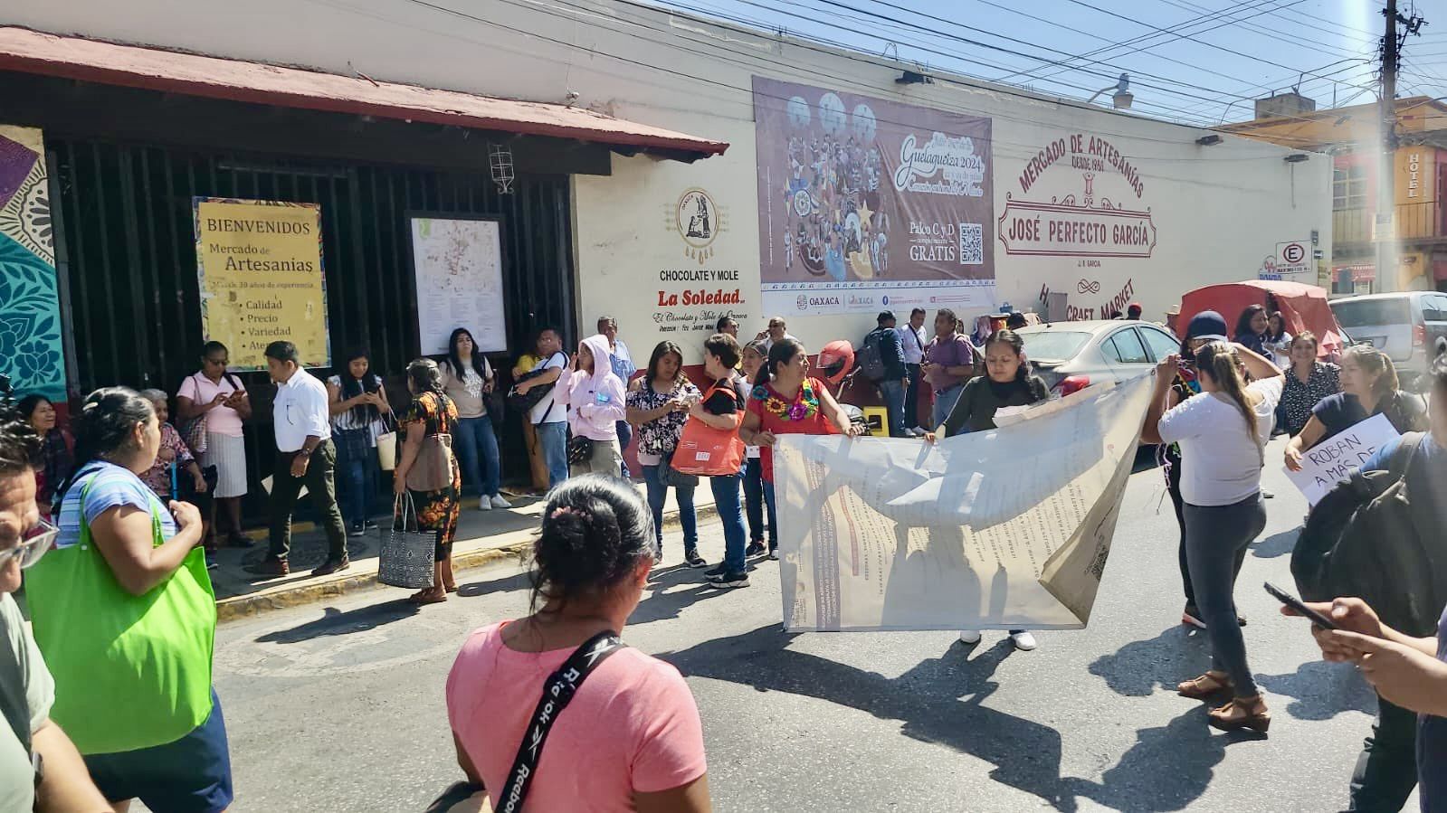 Saquean 12 locales del Mercado de Artesanías, en el Centro histórico de Oaxaca; ¿y la Policía Municipal?