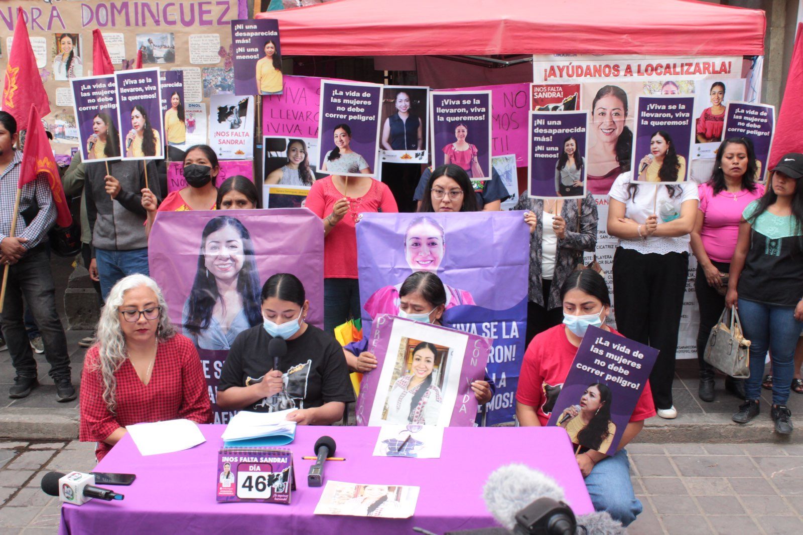 Salomón Jara echa a familia de Sandra Domínguez del Palacio de Gobierno de Oaxaca; llevarán plantón a la CDMX