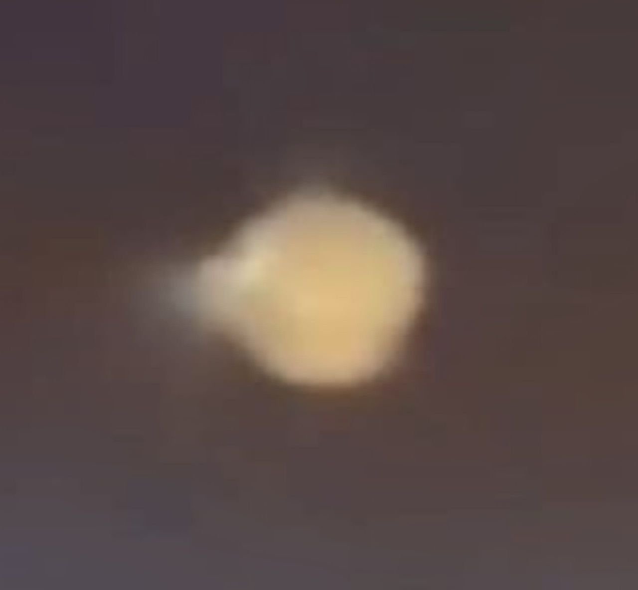 Objeto luminoso sorprende el amanecer en Oaxaca; era como «una segunda luna» o un «globo en forma de hongo» Objeto luminoso sorprende el amanecer en Oaxaca; era como «una segunda luna» o un «globo en forma de hongo»