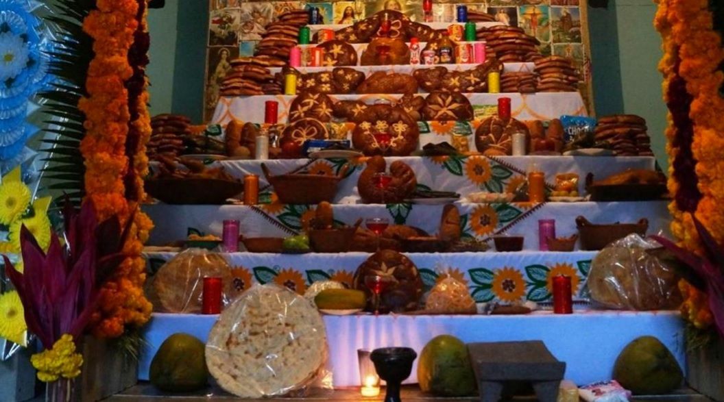 Últimos «altares de abundancia»: Enfrenta Tuxtepec, Oaxaca, extinción de tradiciones indígenas de Día de Muertos Últimos «altares de abundancia»: Enfrenta Tuxtepec, Oaxaca, extinción de tradiciones indígenas de Día de Muertos