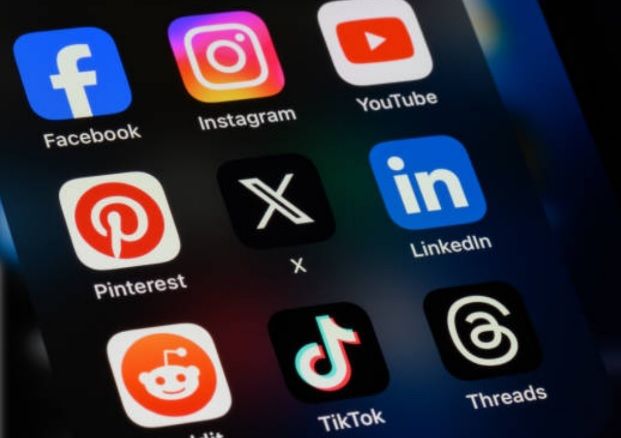 Australia prohíbe acceso de menores de 16 años a redes sociales; aplicará multas millonarias a plataformas que incumplan