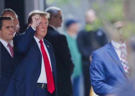 Juez suspende fecha de sentencia de Trump en caso de pagos a Stormy Daniels; fue declarado culpable en mayo