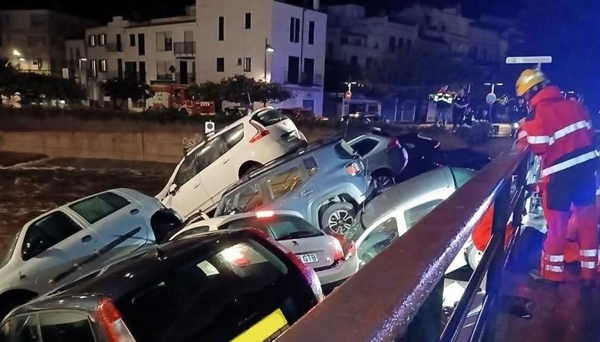 Inundaciones arrastran 32 coches durante la madrugada en Girona, España; estaba prohibido estacionarse en la zona, afirman