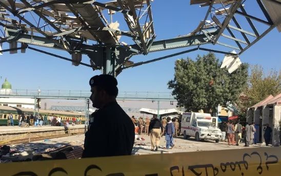 Suman 24 muertos por ataque suicida en una estación de tren de Pakistán; hay 62 heridos tras el atentado