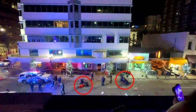 Dos muertos y seis heridos tras un tiroteo en el centro de Orlando; el presunto agresor de 17 años fue detenido Dos muertos y seis heridos tras un tiroteo en el centro de Orlando; el presunto agresor de 17 años fue detenido