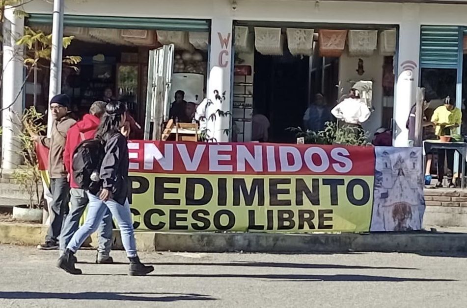 Habitantes de Juquila limpian y abren El Pedimento a la Virgen, tras dos años de estar ocupado por la policía