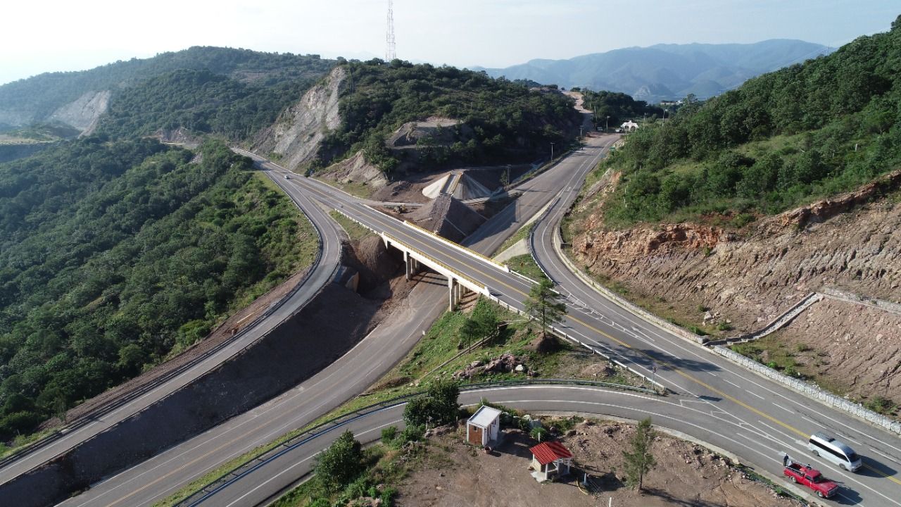 Tras 25 años, la supercarretera Mitla-Tehuantepec tendrá un costo final superior a los 34 mil mdp Tras 25 años, la supercarretera Mitla-Tehuantepec tendrá un costo final superior a los 34 mil mdp