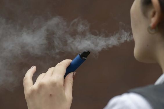 Senado avala en lo general reforma que prohíbe los vapeadores; señalan garantizar el derecho a la salud