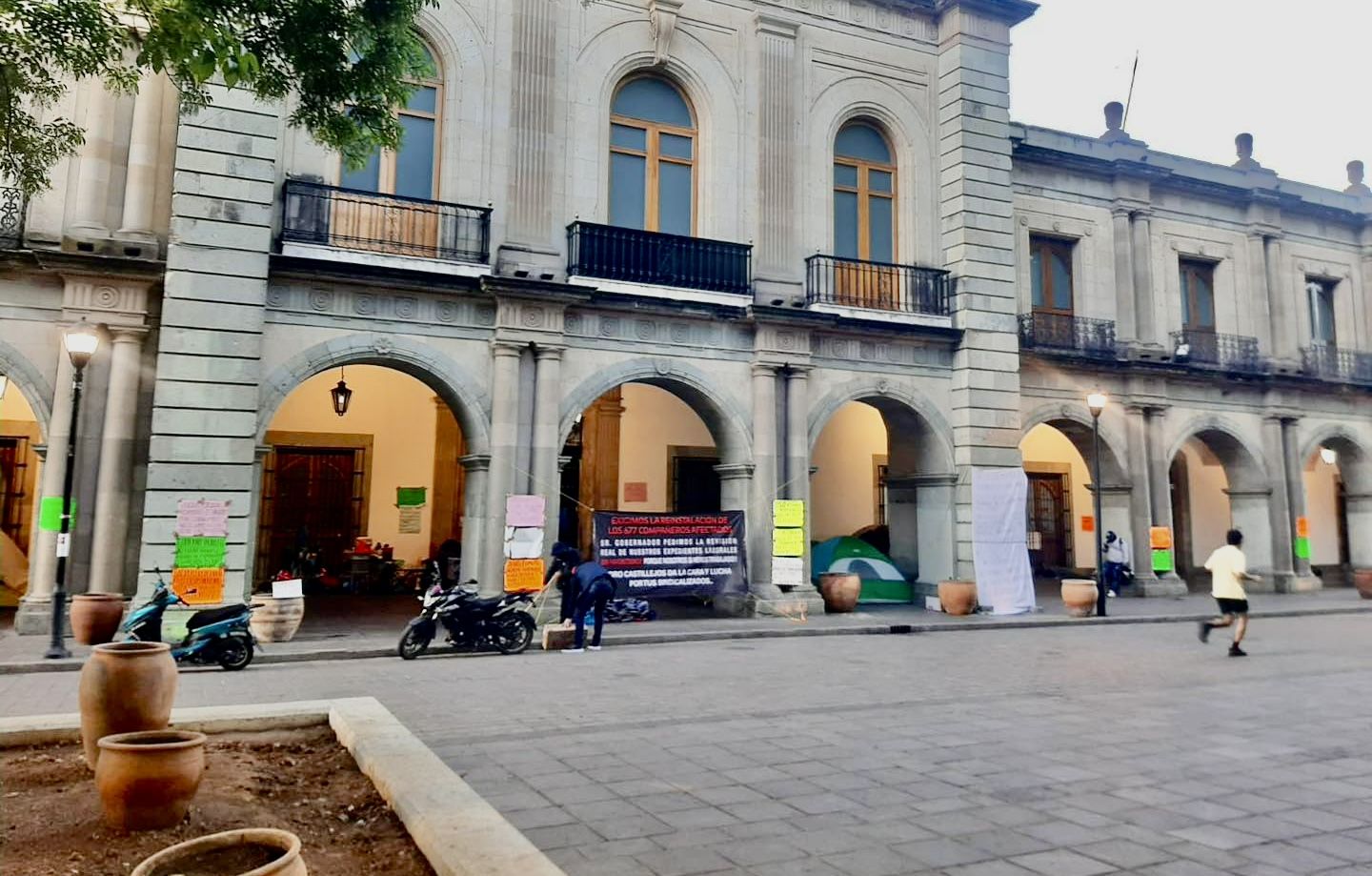 Burócratas despedidos por el gobernador Salomón Jara presentarán una controversia constitucional ante la SCJN Burócratas despedidos por el gobernador Salomón Jara presentarán una controversia constitucional ante la SCJN