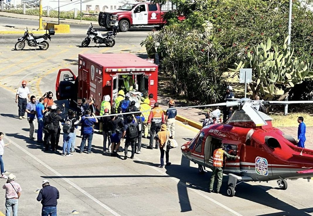 Aterriza ambulancia aérea en calzada Porfirio Díaz para internar a bebé al … ¡Hospital Civil colapsado! Aterriza ambulancia aérea en calzada Porfirio Díaz para internar a bebé al … ¡Hospital Civil colapsado!