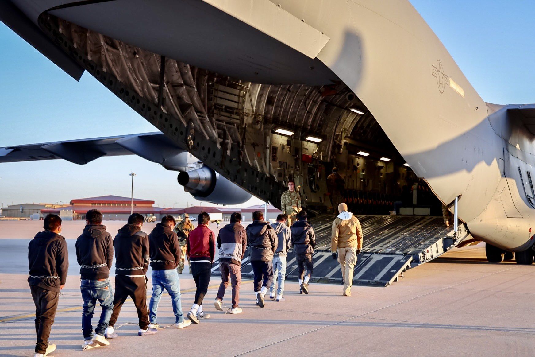 La Administración Trump arrestó a 538 inmigrantes y los deportó en aviones militares, anuncia secretaria de prensa de la Casa Blanca