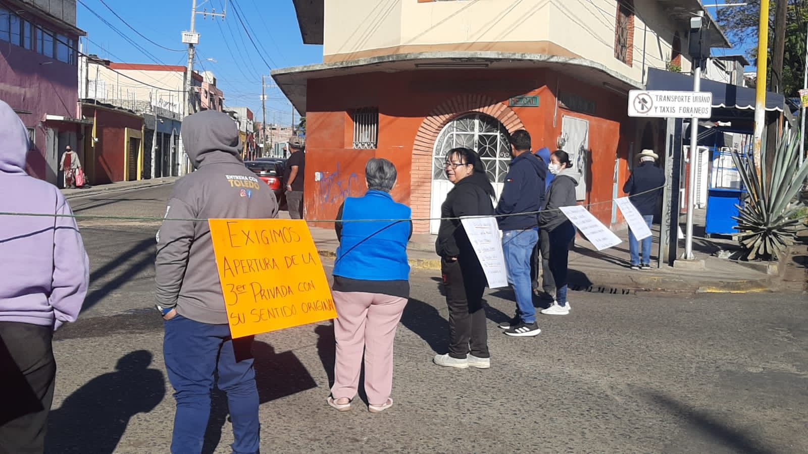 Vecinos de la colonia Libertad de Oaxaca capital bloquean calle en centro histórico; protestan por privatización de dos más Vecinos de la colonia Libertad de Oaxaca capital bloquean calle en centro histórico; protestan por privatización de dos más