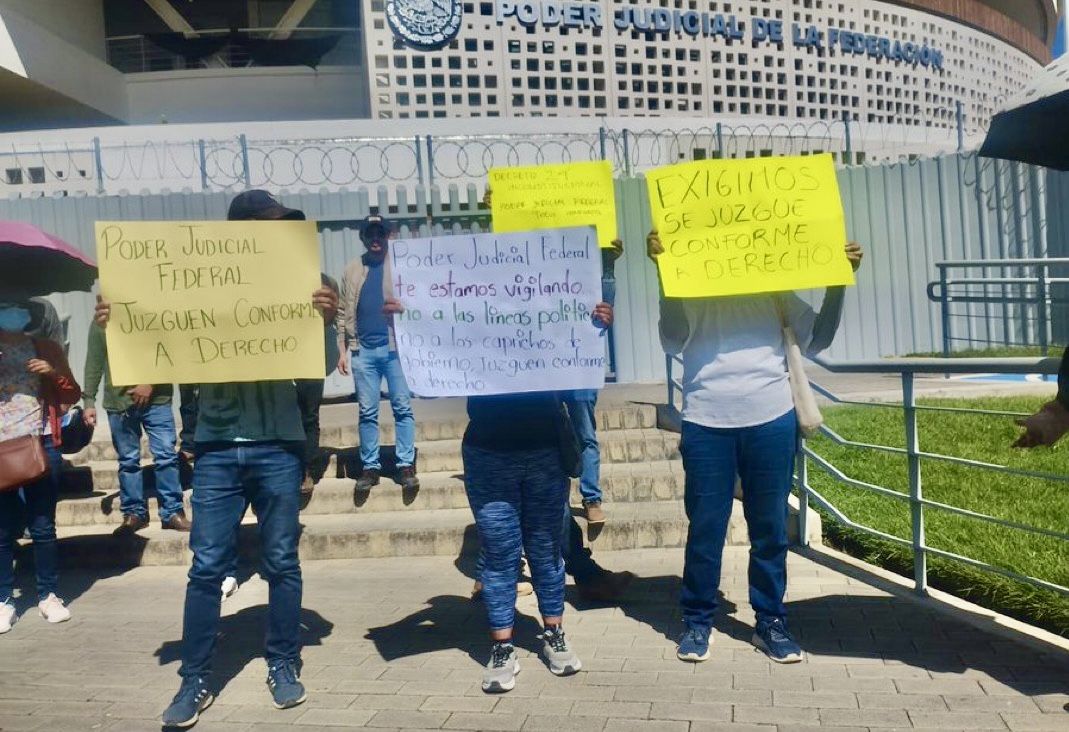 Burócratas despedidos por Jara se manifiestan en juzgados federales; exigen a jueces respeto a sus derechos