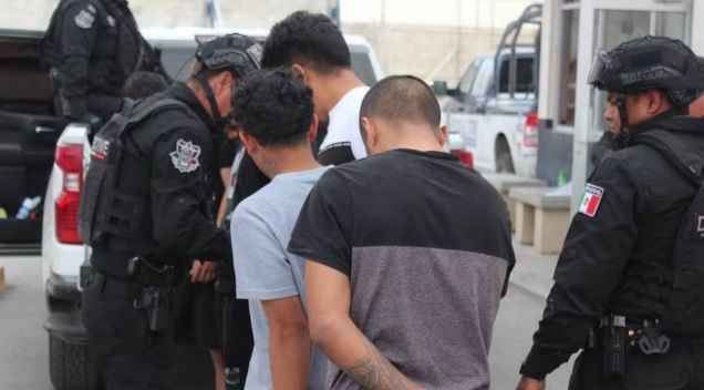 Detienen en Huixtla, Chiapas a dos presuntos traficantes; rescatan a 50 migrantes extorsionados Detienen en Huixtla, Chiapas a dos presuntos traficantes; rescatan a 50 migrantes extorsionados