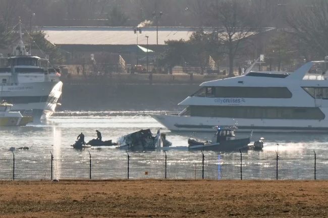 Recuperan 28 cuerpos tras choque entre avión de pasajeros y helicóptero en Washington; no hay sobrevivientes, reportan autoridades Recuperan 28 cuerpos tras choque entre avión de pasajeros y helicóptero en Washington; no hay sobrevivientes, reportan autoridades