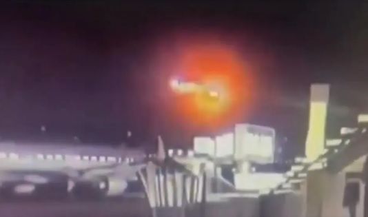 Avión con 64 pasajeros choca en el aire con un helicóptero en Washington
