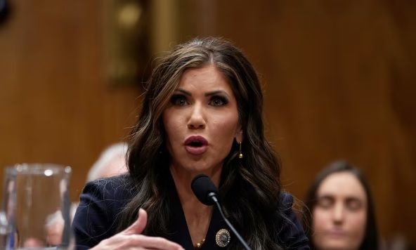 “Seguiremos eliminando a esta basura de nuestras calles”; secretaria del DHS encabeza redada contra migrantes en Nueva York