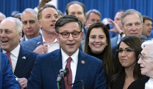 Mike Johnson pierde primera votación para presidir la Cámara de Representantes; crisis entre los publicanos Mike Johnson pierde primera votación para presidir la Cámara de Representantes; crisis entre los publicanos