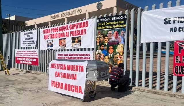 Protesta frente al Congreso de Sinaloa; con un ataúd y mantas exigen justicia y la renuncia de Rocha Moya Protesta frente al Congreso de Sinaloa; con un ataúd y mantas exigen justicia y la renuncia de Rocha Moya