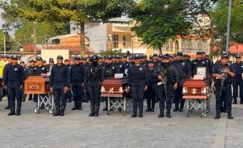 Con homenaje y blindaje del Ejército en Tuxtepec, despiden a 4 policías asesinados en Oaxaca Con homenaje y blindaje del Ejército en Tuxtepec, despiden a 4 policías asesinados en Oaxaca