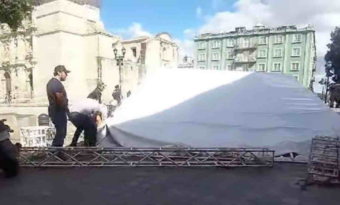 Vientos derriban estructura en el Zócalo de Oaxaca; no hay heridos
