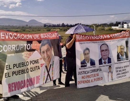 Burócratas de Oaxaca despedidos por Salomón Jara exigen justicia; piden a jueces federales restituirles su empleo