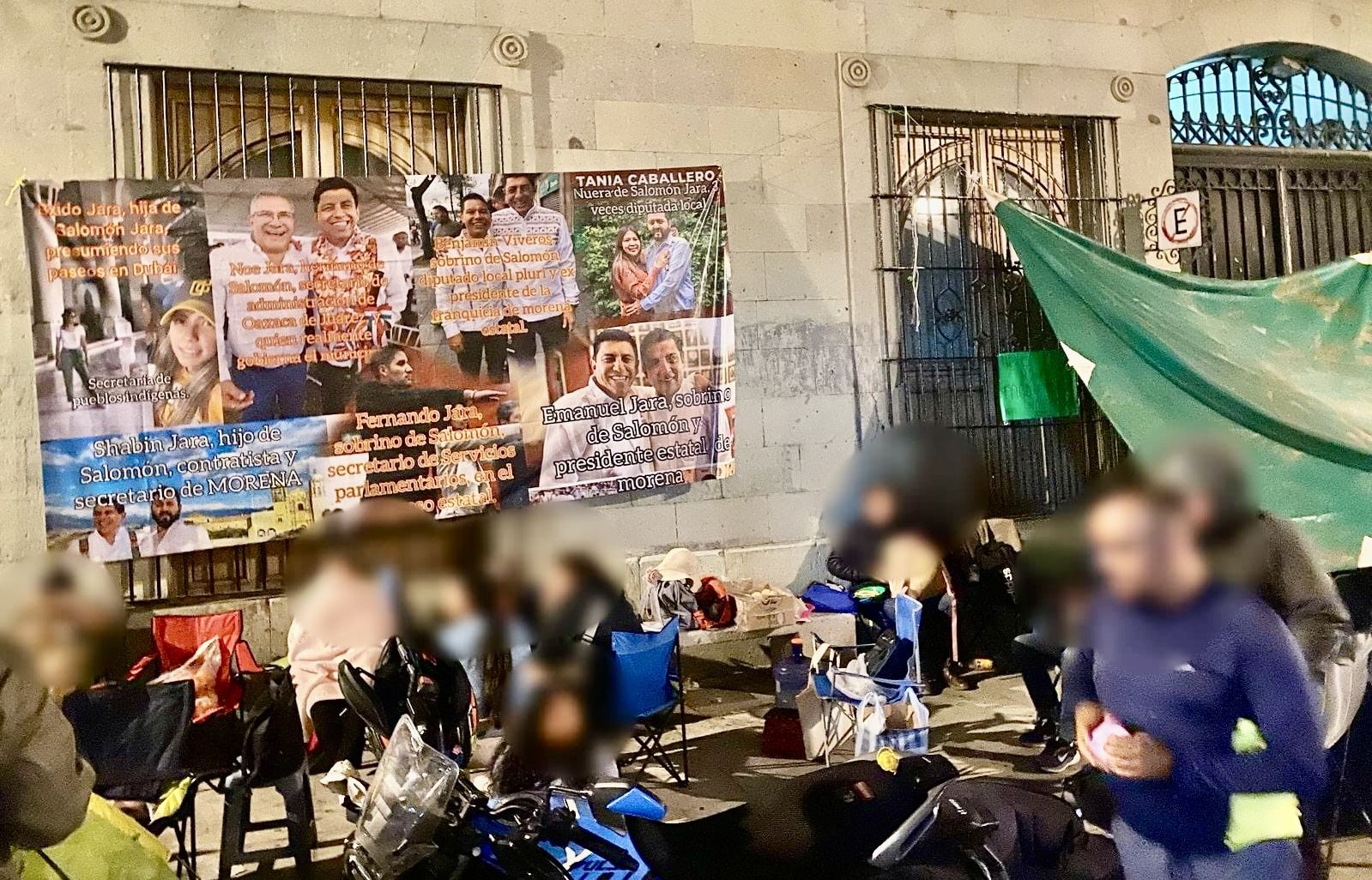 Burócratas despedidos por Salomón Jara mantienen protesta y anuncian bloqueo indefinido al Palacio de Gobierno de Oaxaca