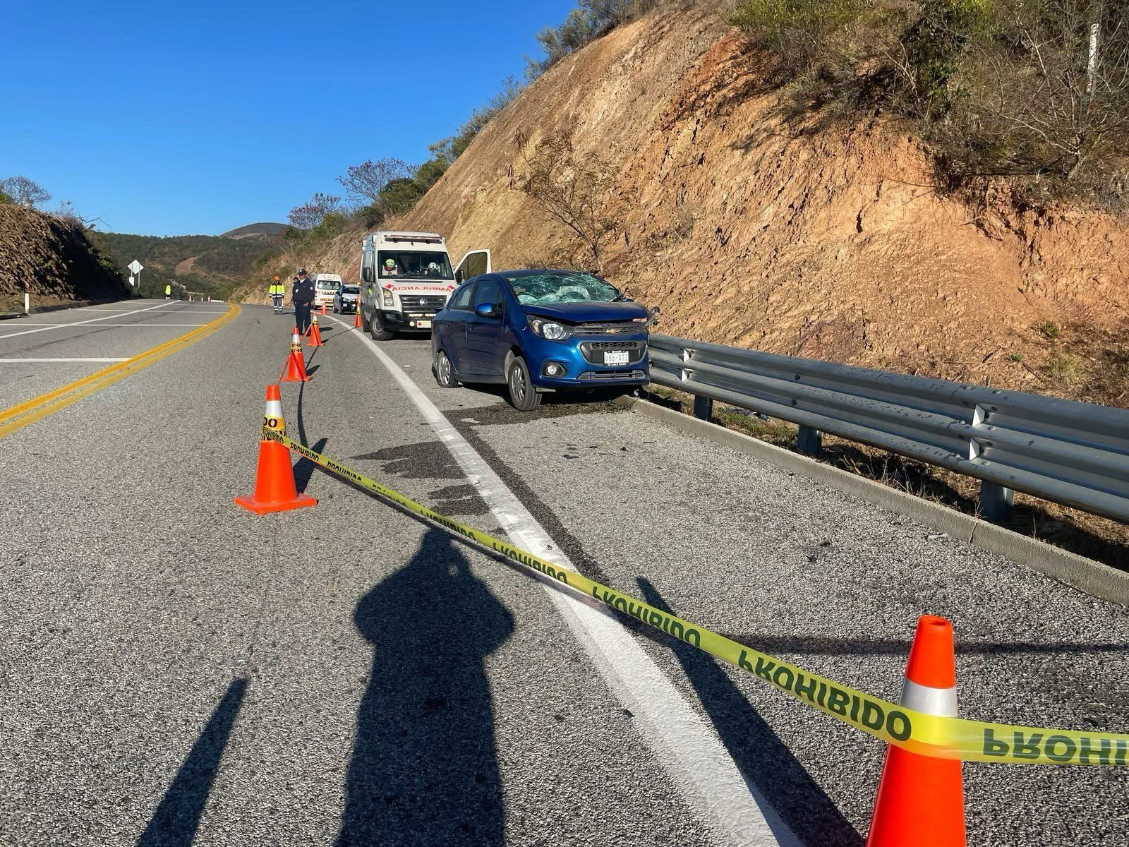 Choca automóvil contra barda de contención en la supercarretera Mitla-Tehuantepec; el conductor falleció Choca automóvil contra barda de contención en la supercarretera Mitla-Tehuantepec; el conductor falleció