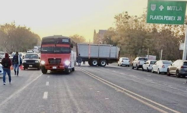 Por segundo día, maestros bloquean supercarreteras y accesos a Oaxaca; frenan reforma a la Ley del ISSSTE Por segundo día, maestros bloquean supercarreteras y accesos a Oaxaca; frenan reforma a la Ley del ISSSTE