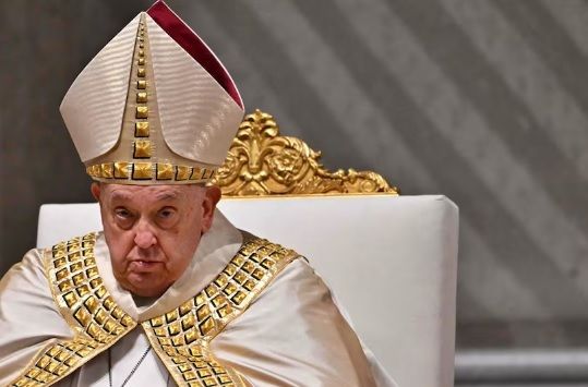 Papa Francisco presenta “leve mejoría”, informa El Vaticano; insuficiencia renal “no es preocupante”