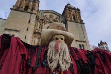Tiliches llenan de color y baile el centro de Oaxaca para abrir la temporada de carnavales Tiliches llenan de color y baile el centro de Oaxaca para abrir la temporada de carnavales