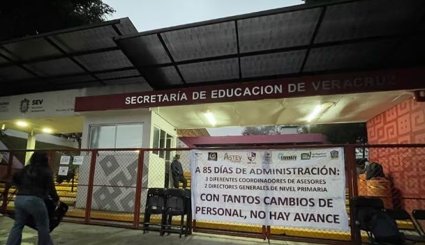 Sindicatos magisteriales toman Secretaría de Educación en Veracruz; denuncian incumplimiento de acuerdos y falta de docentes
