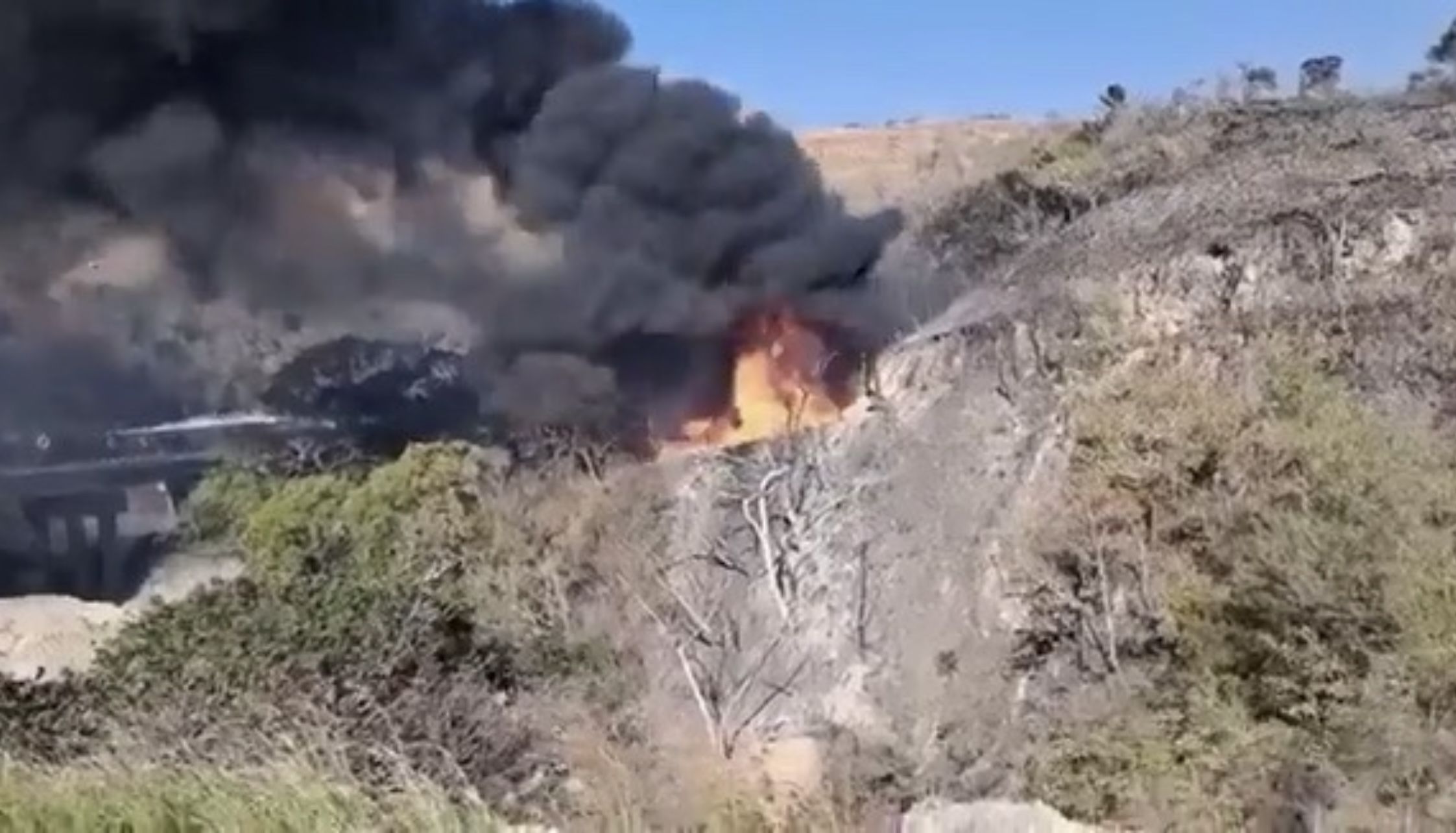 Incendio de poliducto de Pemex en Lagunas, por probable ordeña; este viernes el tubo contenía gasolina Incendio de poliducto de Pemex en Lagunas, por probable ordeña; este viernes el tubo contenía gasolina