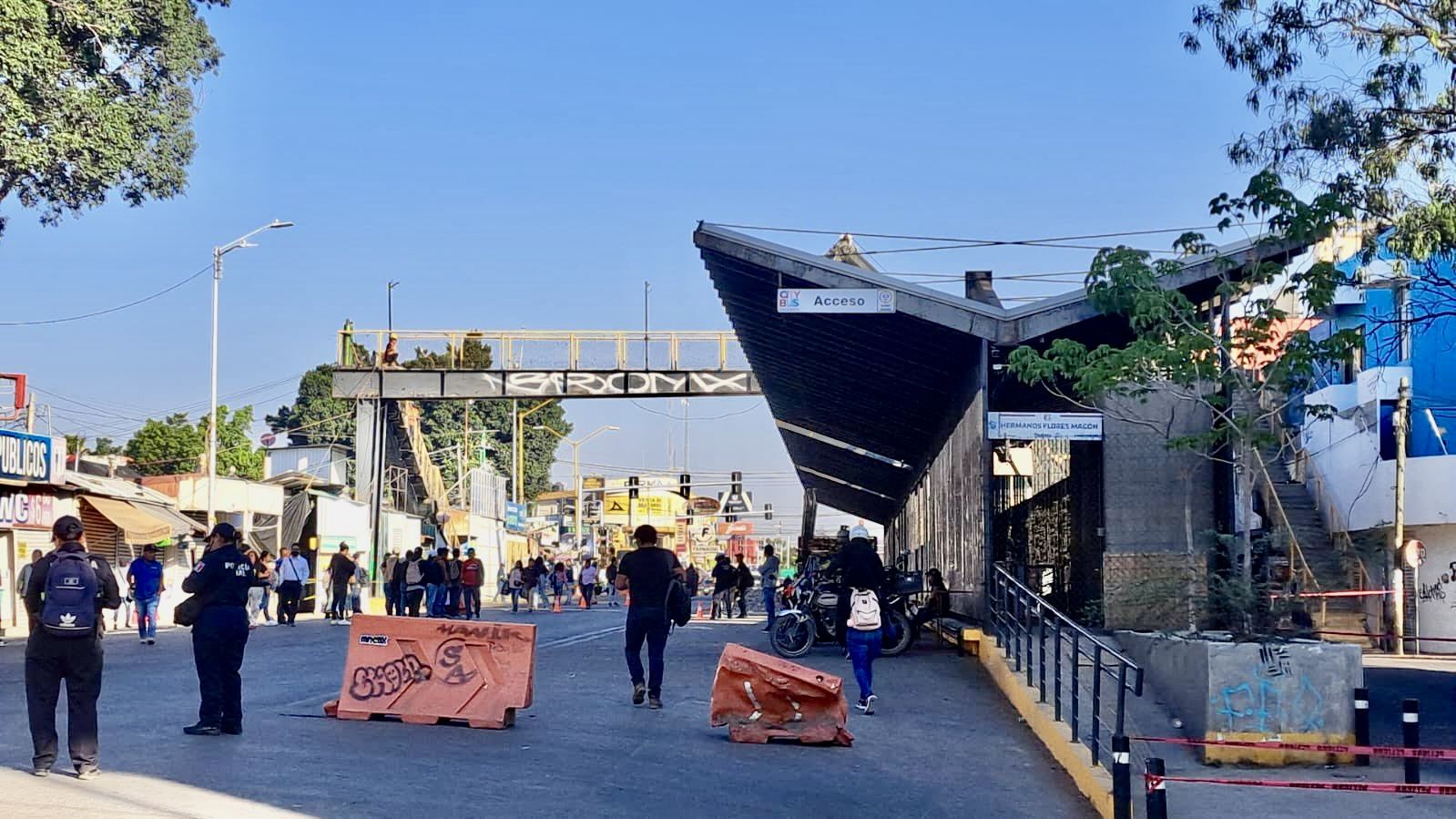 Ayuntamiento de Oaxaca capital retira el “puente amarillo”, en el Mercado de Abasto, “para evitar asaltos y suicidos” Ayuntamiento de Oaxaca capital retira el “puente amarillo”, en el Mercado de Abasto, “para evitar asaltos y suicidos”