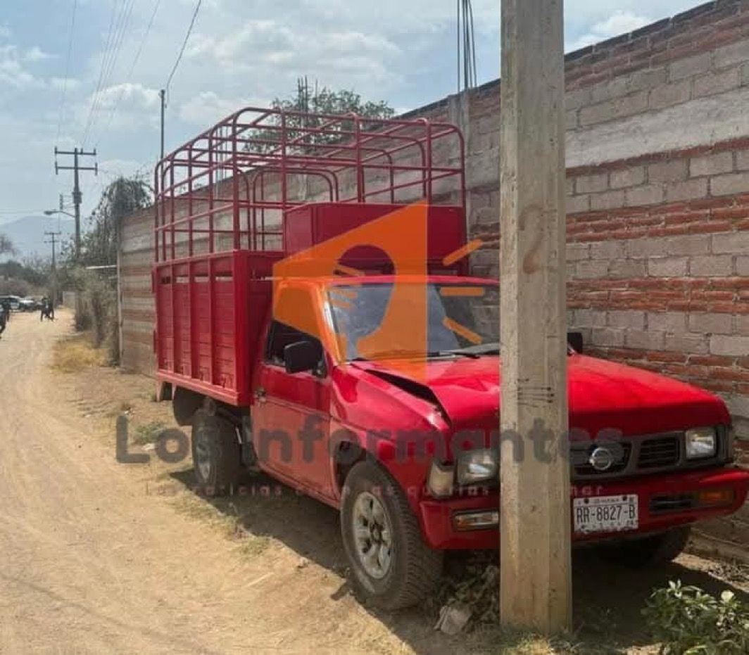 El crimen no da tregua a Oaxaca: ejecutan a una pareja dentro de una camioneta Nissan de redilas, en Ejutla de Crespo