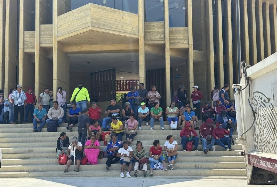 Trabajadores del Ayuntamiento de Salina Cruz inician paro de labores por despido injustificado de líder sindical
